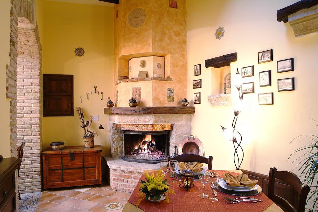 לינה וארוחת בוקר פטרליה סוטאנה Il Castello מראה חיצוני תמונה